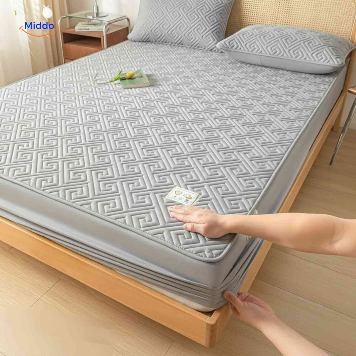 Mattress protector with stretchable corners for simple, hassle-free installation.