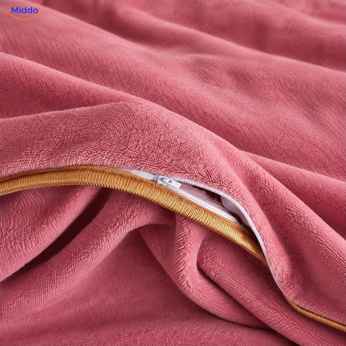 Plush duvet cover: fabric and zipper detail
