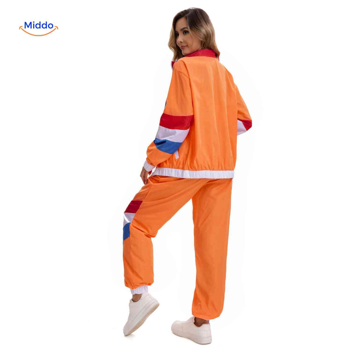 Comfortable retro jogging set with soft fabric.