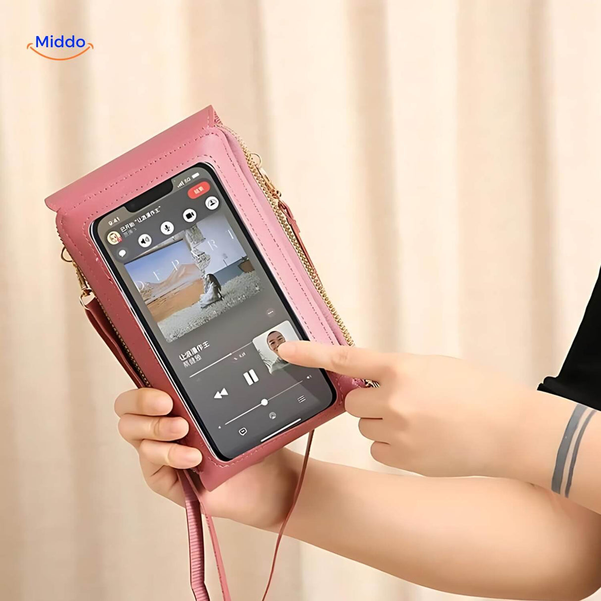 TouchScreenGo bag displaying phone on the touchscreen back panel feature.