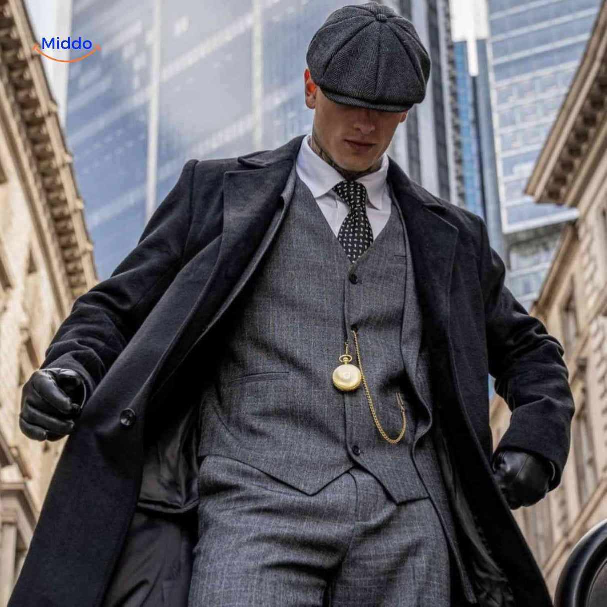Gray vintage newsboy cap in wool blend, peaky blinders inspired design.