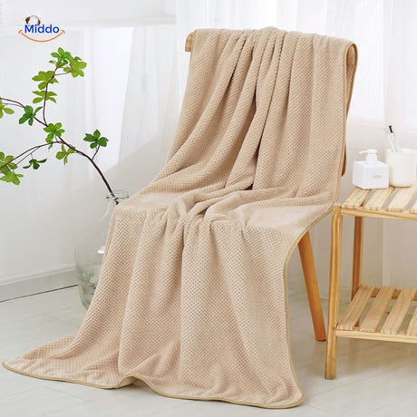 Beautiful absorbent bath towel ideal for gift-giving occasions.
