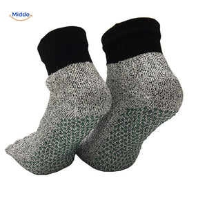 Durable and safe five-toe socks for secure foot protection during work activities.