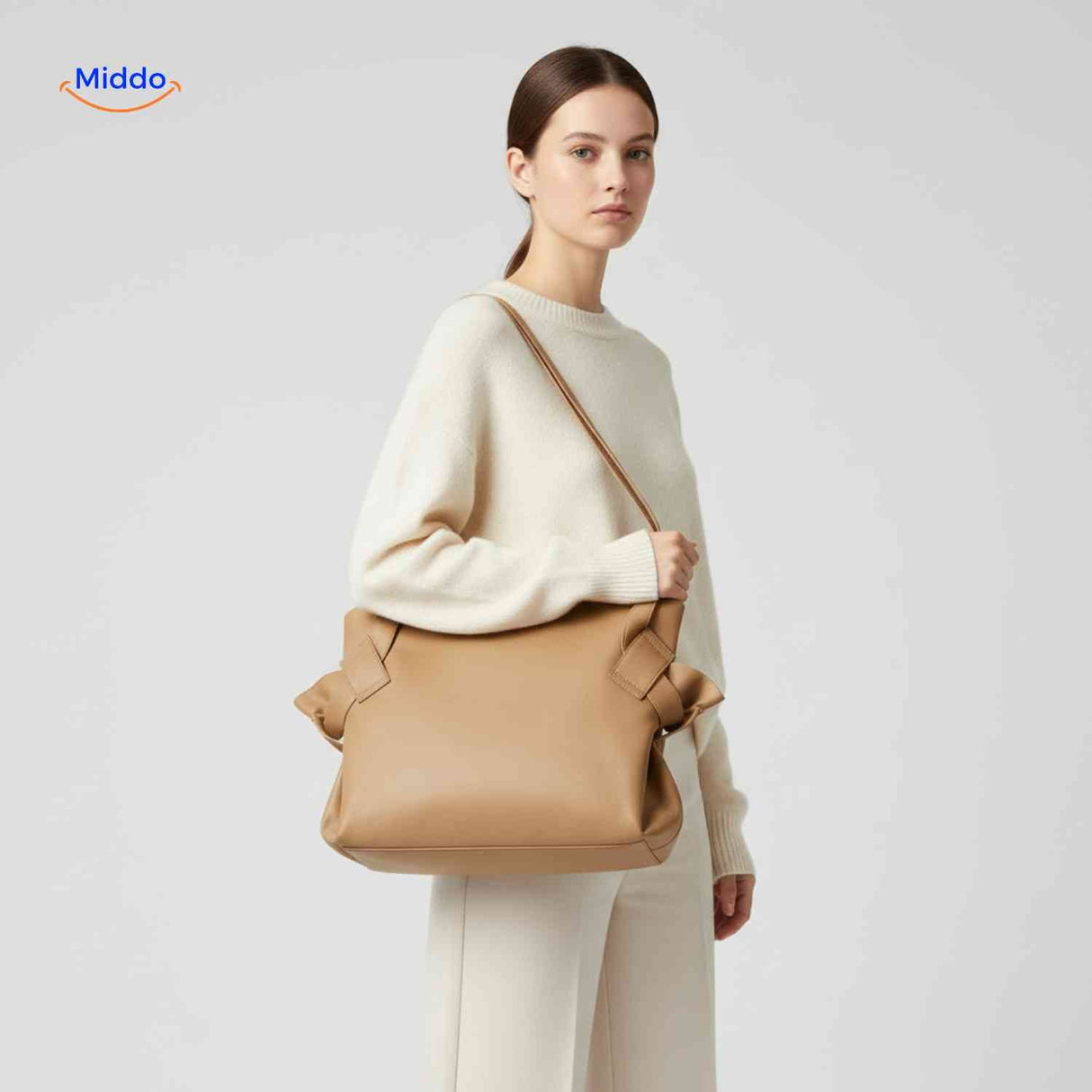 Elegant foldable leather shoulder bag with spacious capacity.