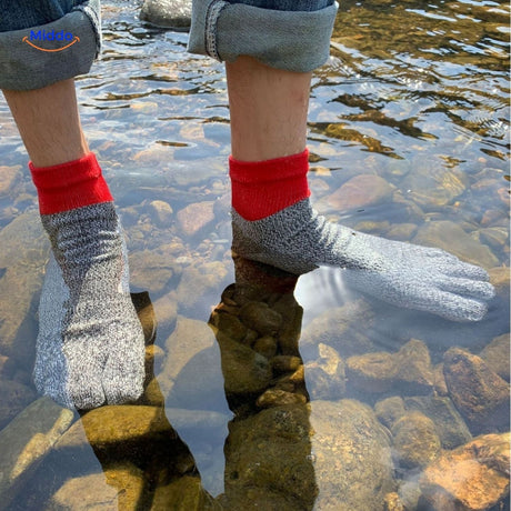 Five-toe cut-resistant socks with strong puncture protection for work.
