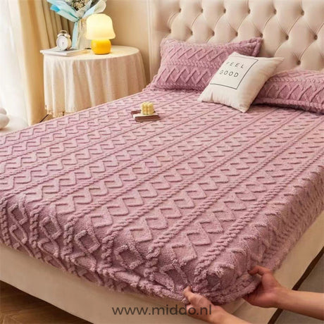Fleece fitted sheet in elegant dusty rose shade.