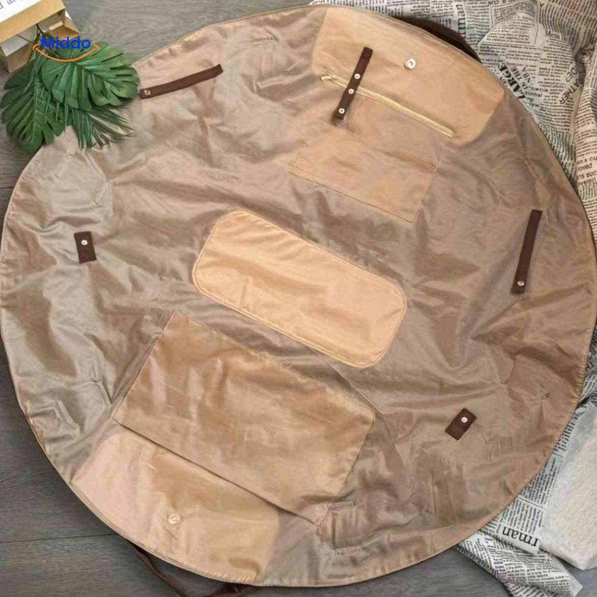 Foldable round organizer measuring 96 centimeters with storage compartments.