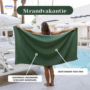 Magnetic beach towel keeping sand-free at the swimming pool.