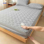 Mattress protector with stretchable corners for simple, hassle-free installation.