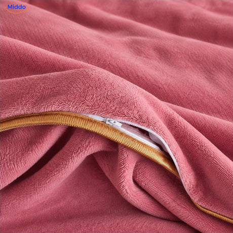 Plush duvet cover: fabric and zipper detail