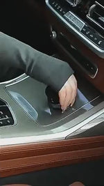 Step-by-step installation of vacuum suction phone holder onto car dashboard using the grip dial