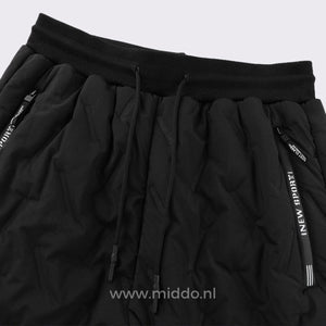 Comfortable elastic waistband detail of waterproof thermo fleece pants.