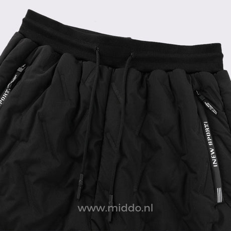 Comfortable elastic waistband detail of waterproof thermo fleece pants.