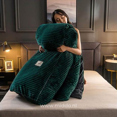 Deep dark green velvet fleece duvet brings luxury to your bedroom.