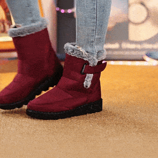Animation demonstrating water-repellent and comfort features.
