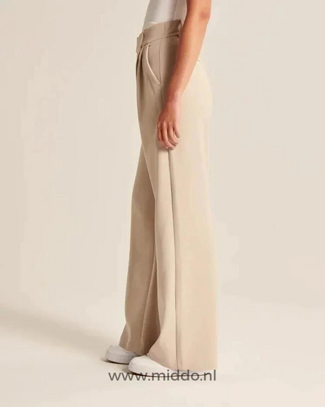Wide-leg trousers in cream featuring elegant proportions and comfortable everyday wear.